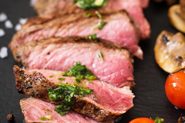 jugoso-filete-de-ternera-medio-raro-con-especias-y-verduras-la-parrilla