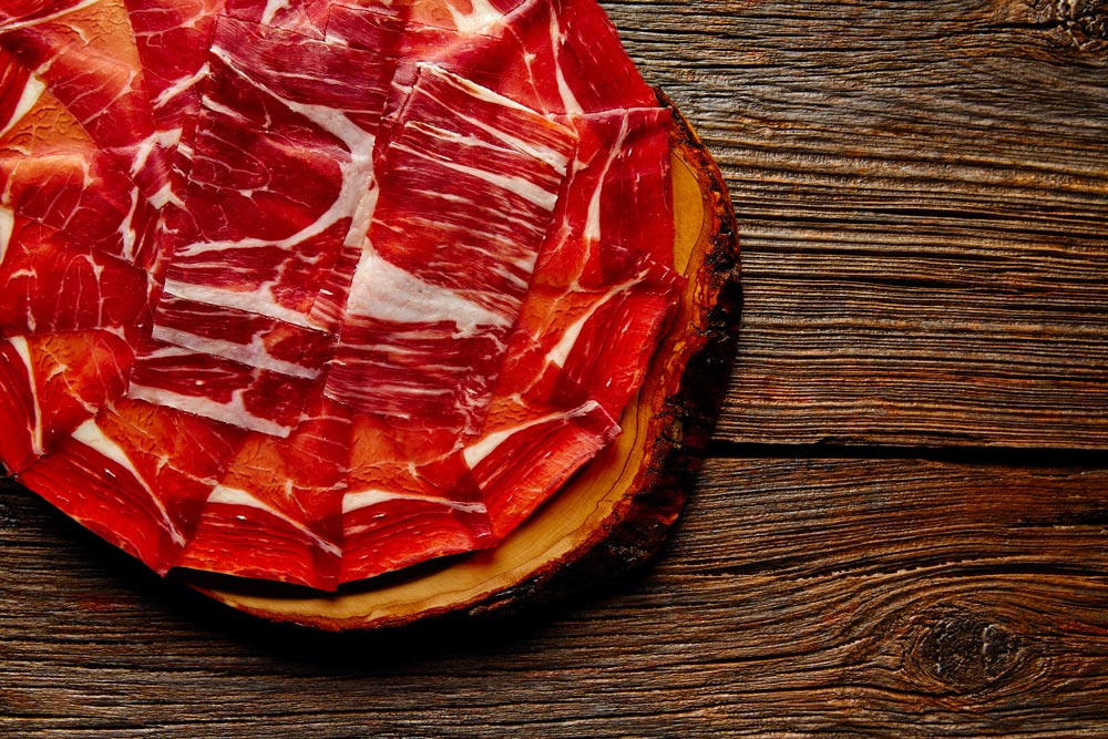 ¿Cómo se debe acompañar un jamón ibérico de alta calidad?